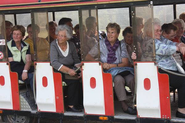 Senioren in Bimmelbahn